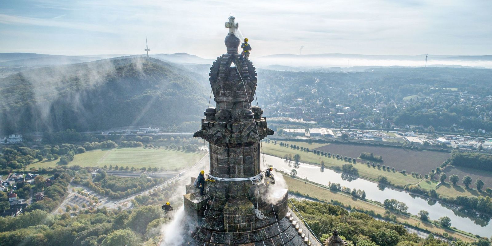 Làm sạch tượng đài hoàng đế William - Porta Westfalica, Đức