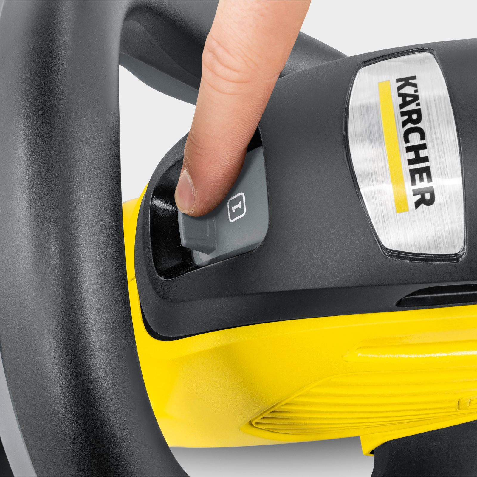 Taille-haies sans fil: ajustage de la vitesse Un index commande un interrupteur sur le taille-haies sans fil Kärcher
