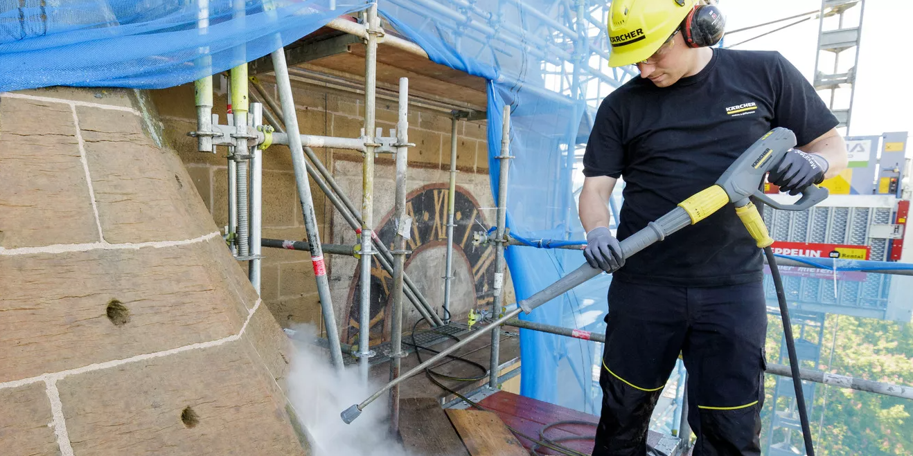 Účinné čištění fasády pomocí horké vody