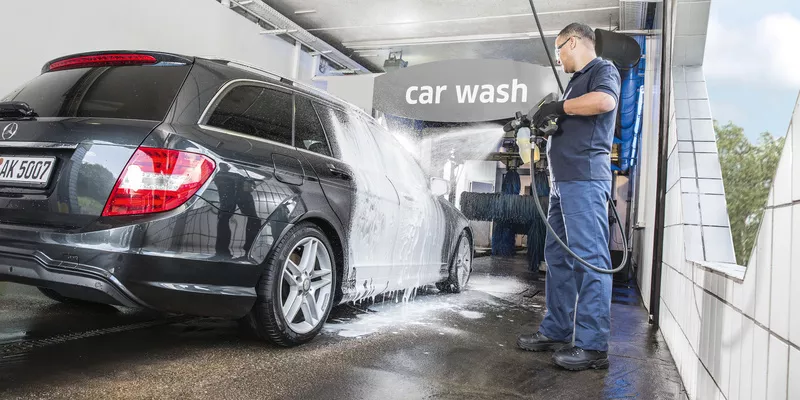 Profissional lavando carro com lavadora de alta pressão profissional