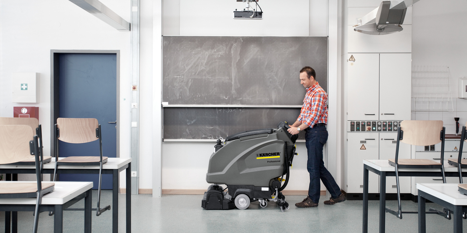 Nettoyage d'une classe d'école avec une autolaveuse Nettoyage d'une classe d'école avec une autolaveuse