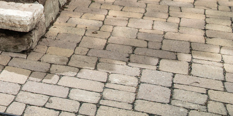 Terrastegels reinigen met zand Groene aanslag verwijderen op uw terras - Reinigingstips van Kärcher