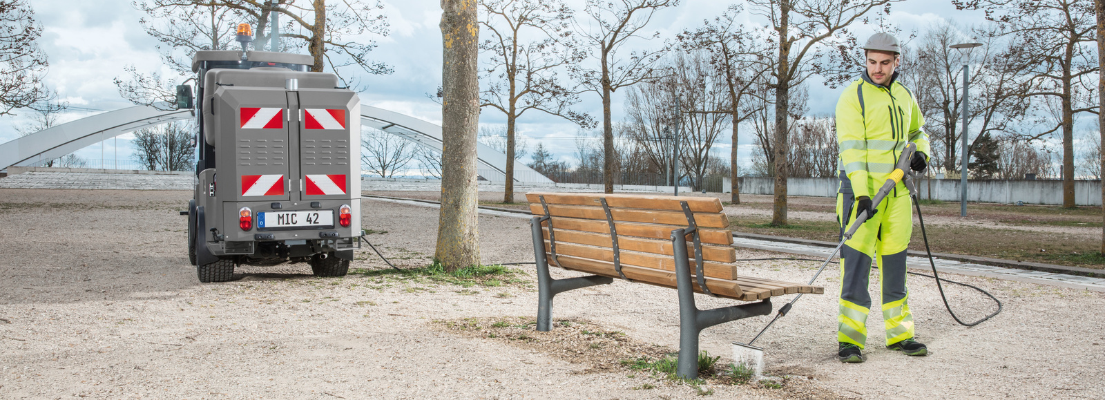 Lutte contre les mauvaises herbes avec de l'eau chaude sans produits chimiques