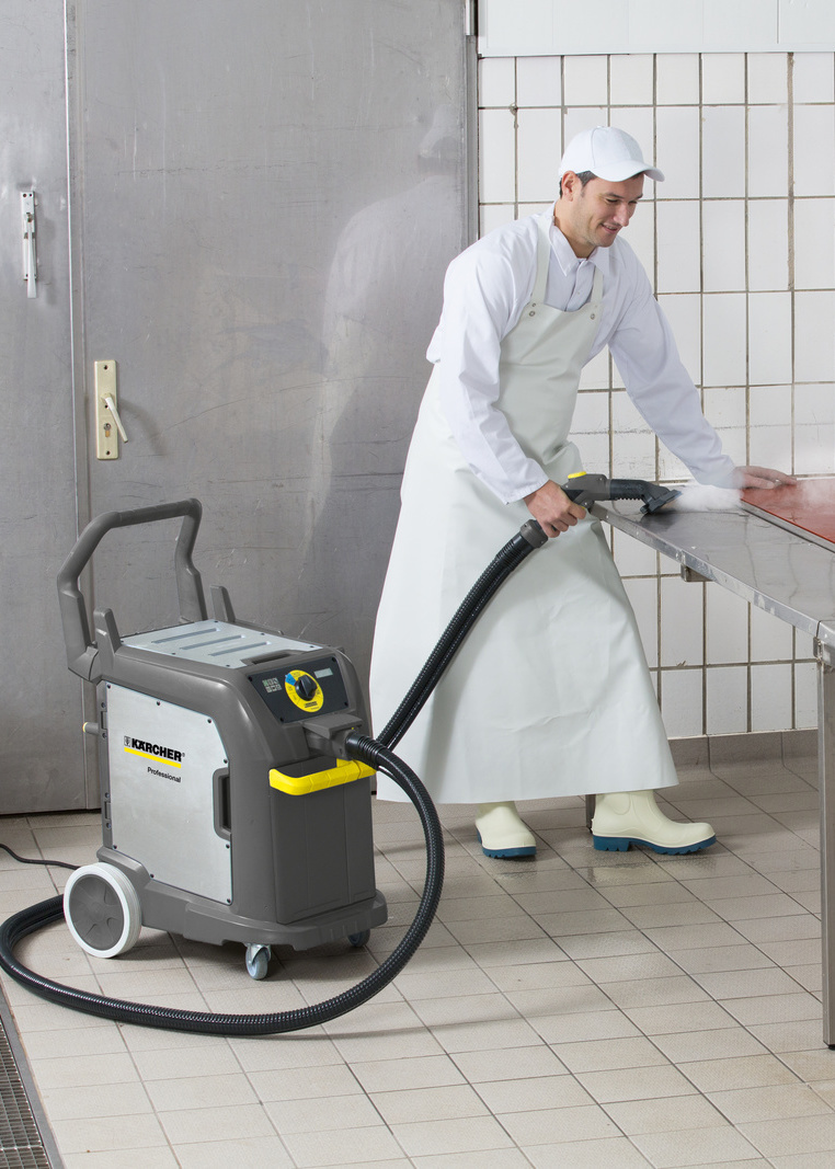 Desinfektion mit Dampfreiniger Mann in Fleischerei reinigt den Arbeitsplatz mit einem Dampfreiniger