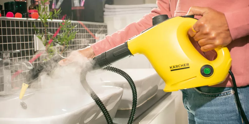 Steam cleaning the washbasin with a Kärcher steam cleaner