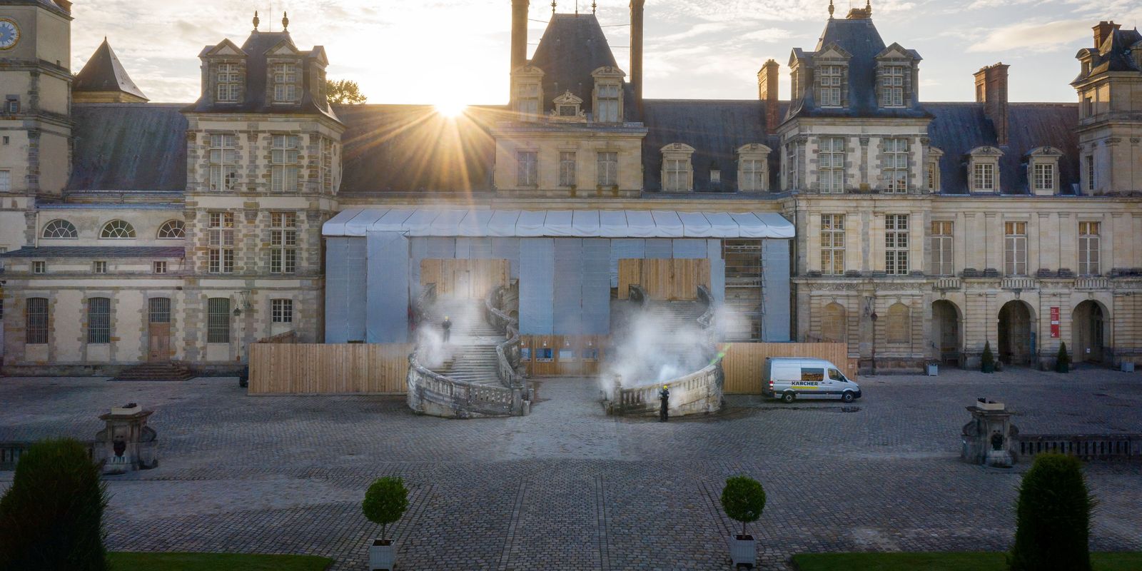 Schloss Fontainebleau (Hufeisentreppe) – Fontainebleau, Frankreich Schloss Fontainebleau (Hufeisentreppe) – Fontainebleau, Frankreich