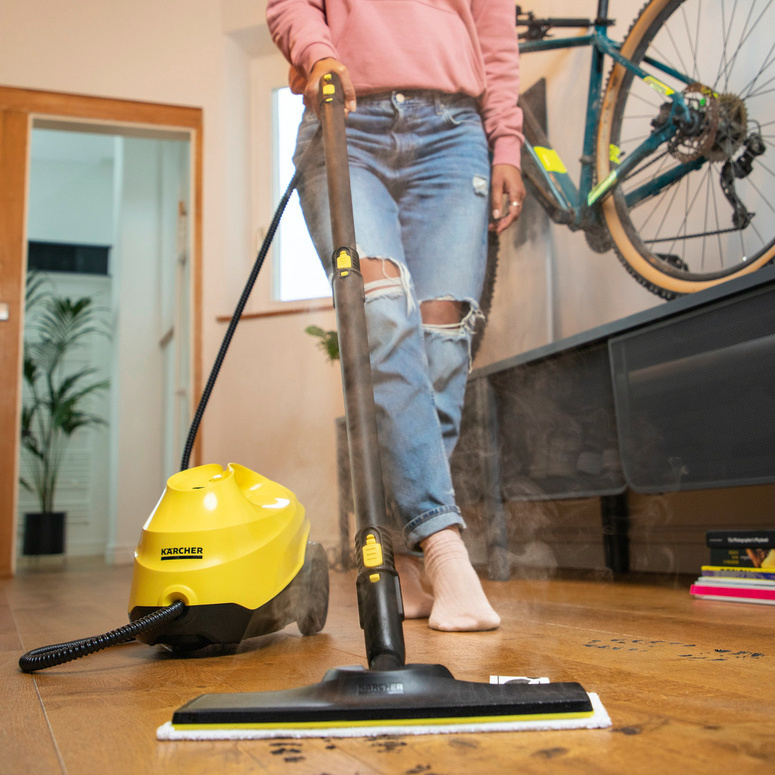 SC 3 EasyFix Person reinigt Parkettboden mit SC 3 EasyFix