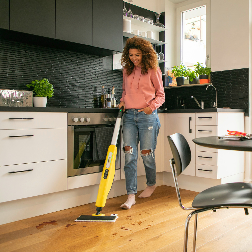 SC 3 Upright EasyFix Person reinigt Küchenboden mit Kärcher SC 3 Upright EasyFix