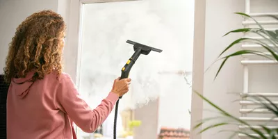 Window cleaning with the Kärcher steam cleaner