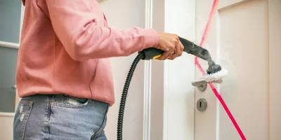 Cleaning of door knob with Kärcher steam cleaner