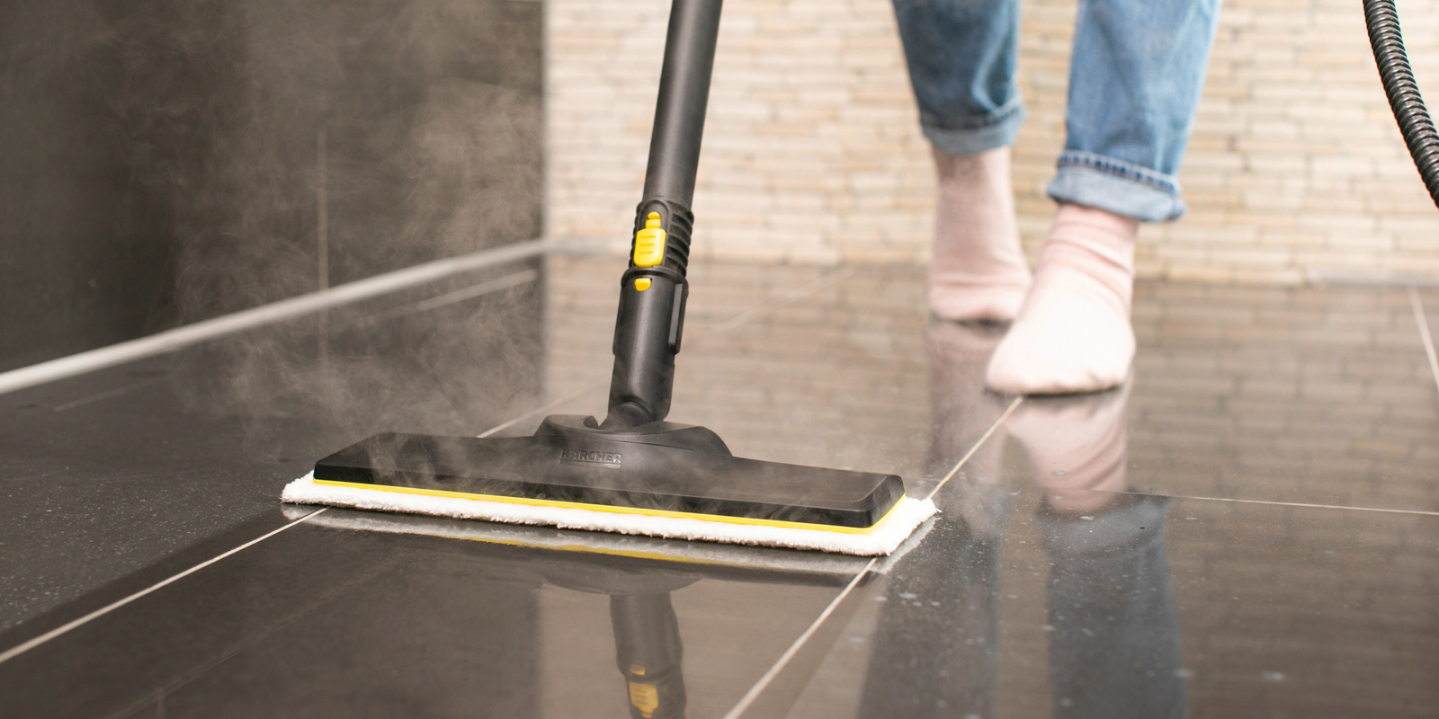 Bodenreinigung mit einem Kärcher Dampfreiniger Bodenreinigung mit einem Kärcher Dampfreiniger