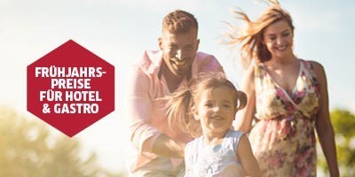 Kärcher Frühjahrsaktion Eine Familie spaziert durch eine Frühlingswiese
