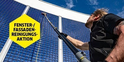 Kärcher Fensterreinigungsaktion Mann reinigt eine Fassade mit Reinigungsgeräten von Kärcher