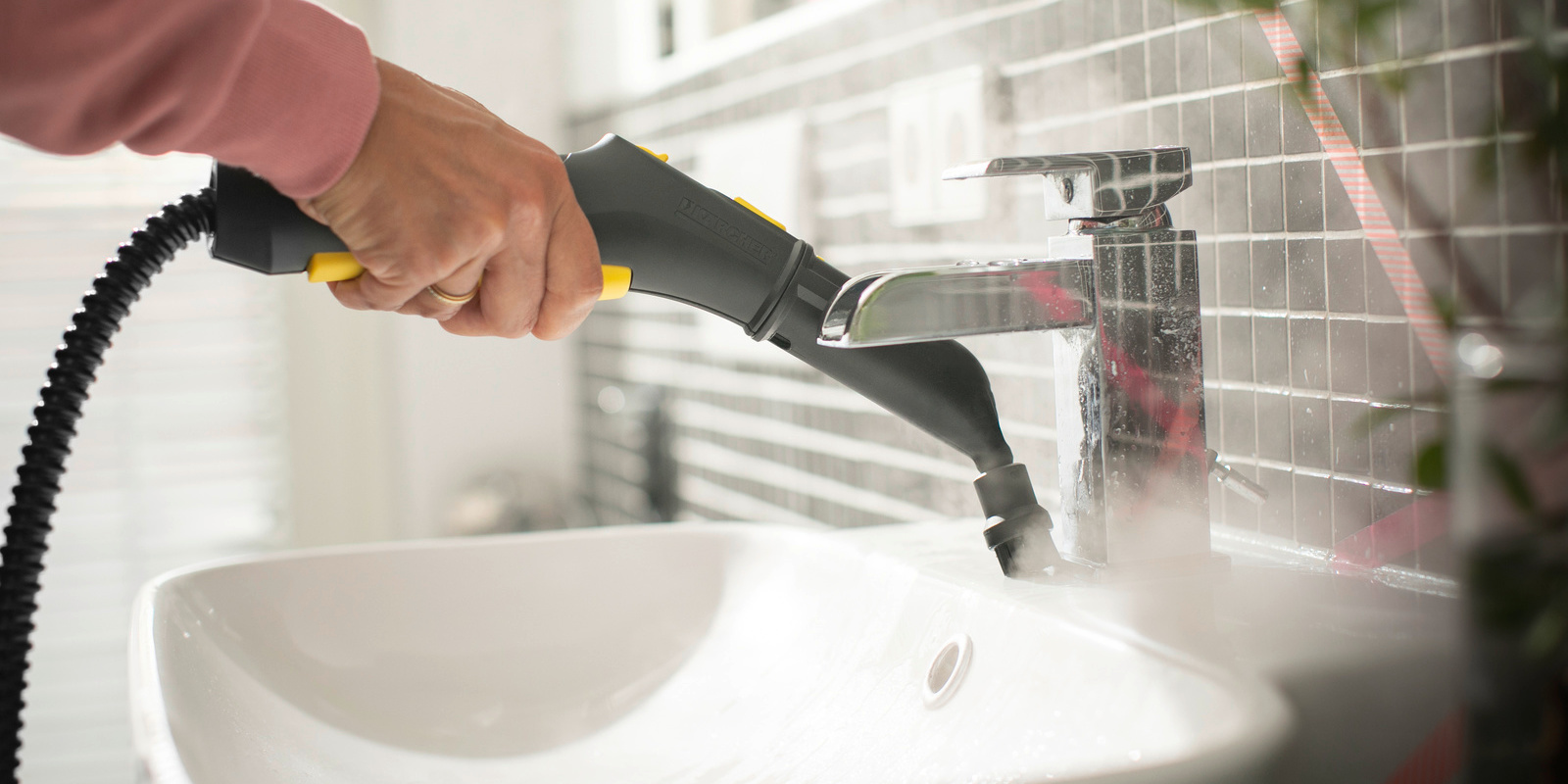 Bathroom cleaning with steam 与蒸汽浴室清洁