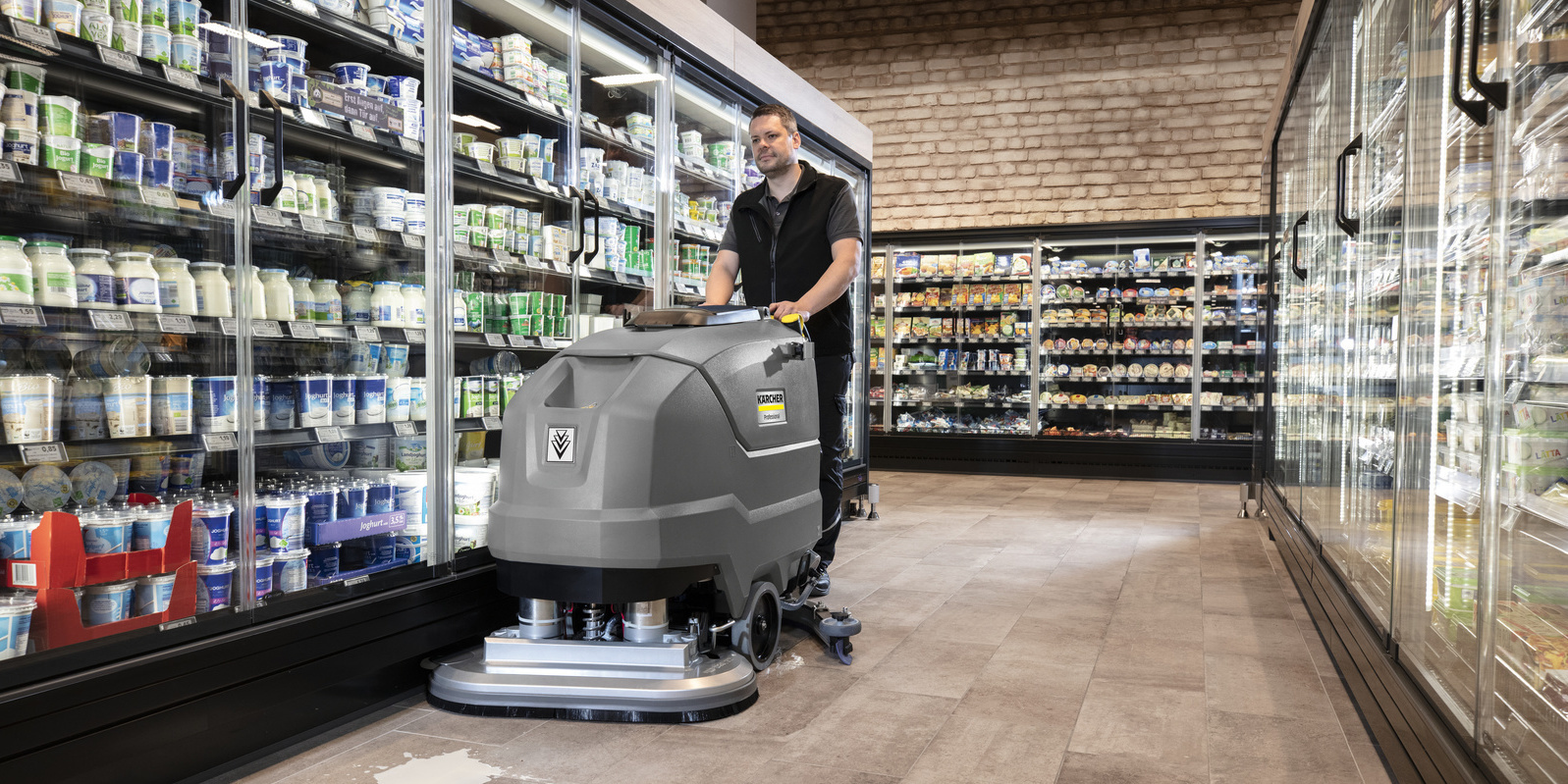 Propreté et hygiène au supermarché Nettoyage d'un sol au supermaché