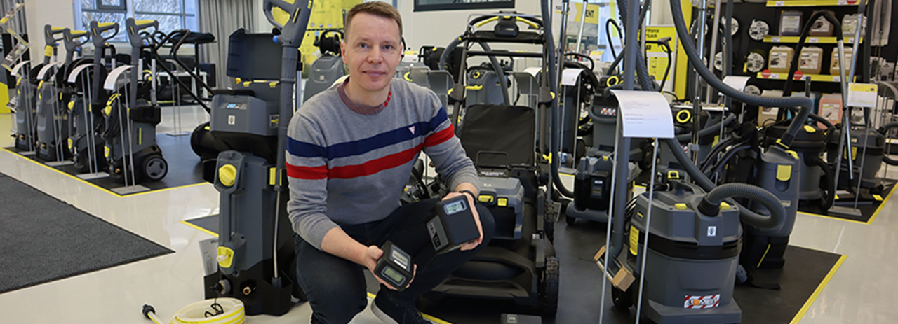 Kärcherin Channel Manager Jani Olkkonen esittelee akkukäyttöisten laitteiden mallistoa Kärcherin Channel Manager Jani Olkkonen esittelee akkukäyttöisten laitteiden mallistoa