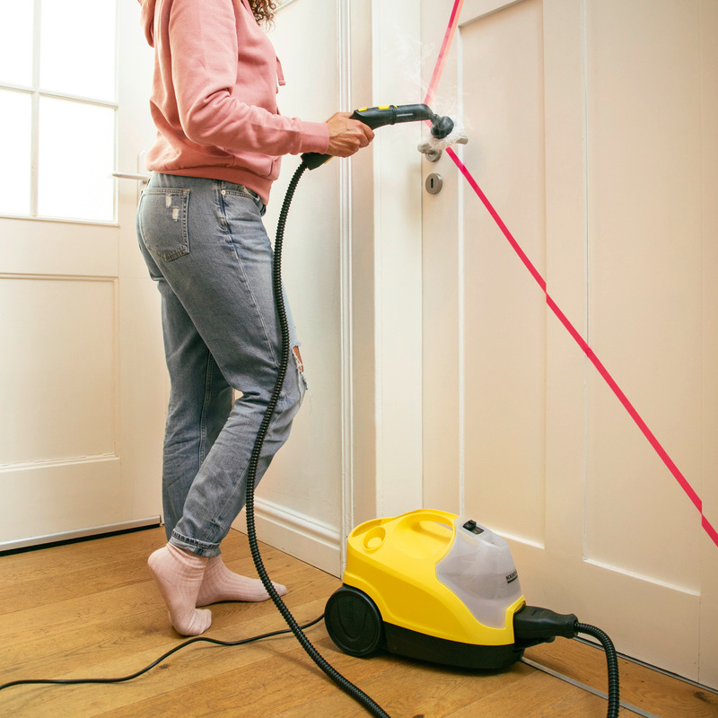 SC 4 EasyFix Mujer desinfectando el pomo de una puerta con la SC 4 de Kärcher