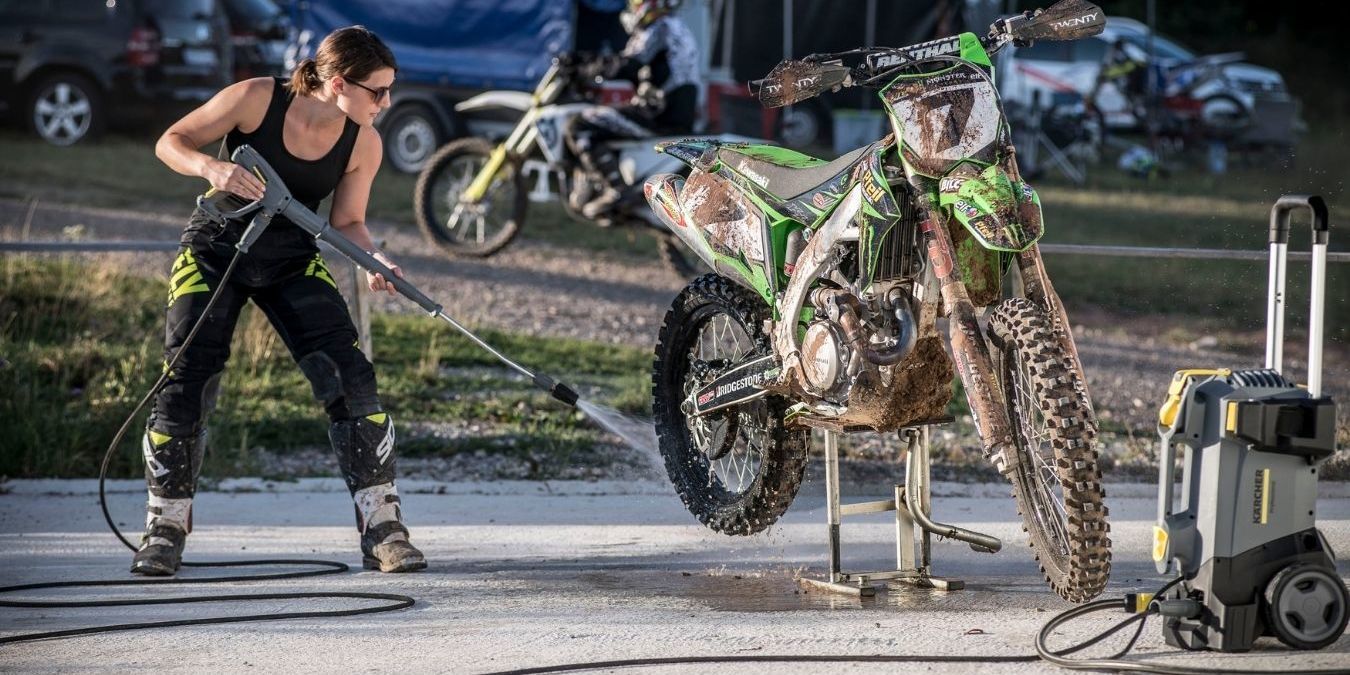 Motocrossfahrerin Vanessa Kärcher reinigt ihr Motorrad mit einem Kärcher HD 5/15 C Plus.