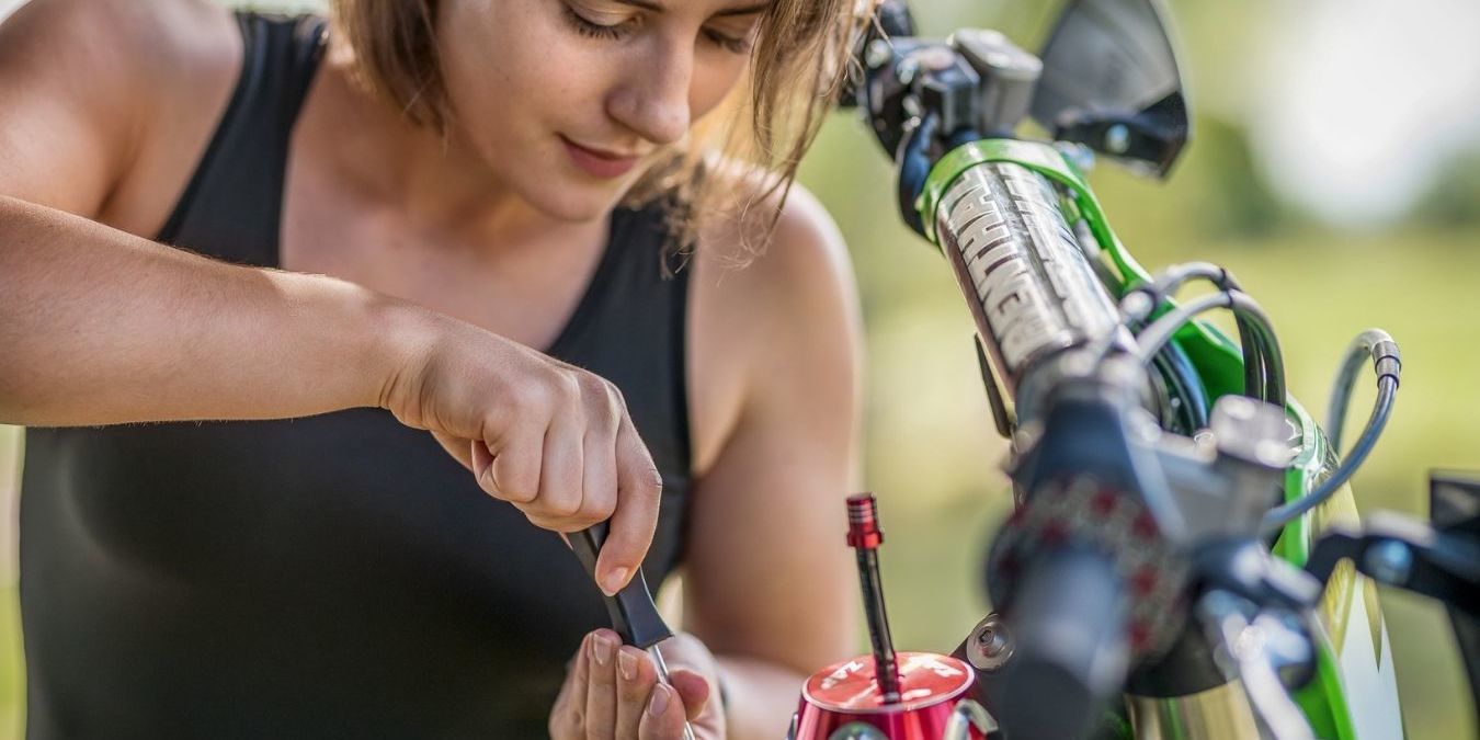 Kärcher Mitarbeiterin und Motocrossfahrerin Vanessa Helpert nimmt einen technischen Check an ihrem Motorrad durch.