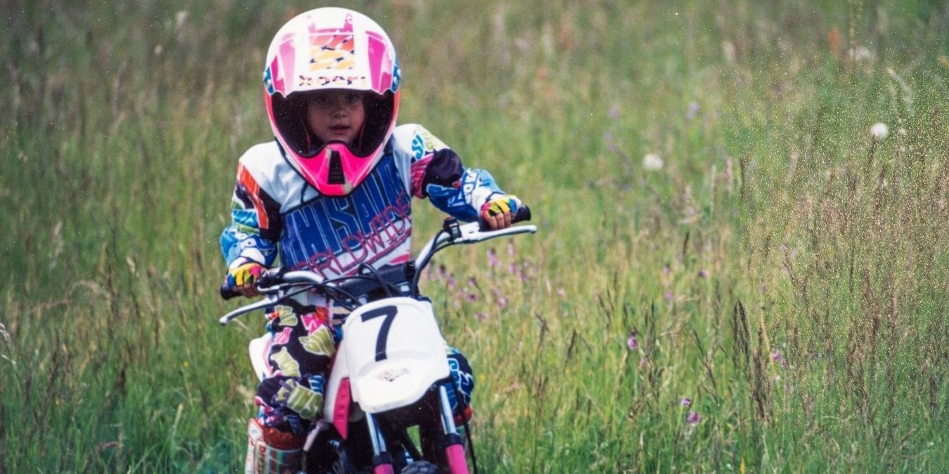 Kärcher Mitarbeiterin und Motocrossfahrerin Vanessa Kärcher als Kind auf dem Motorrad mit der Startnummer 7.