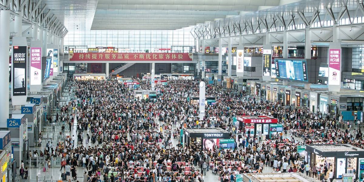 Der überfüllte Hongqiao Bahnhof in Shanghai in China.