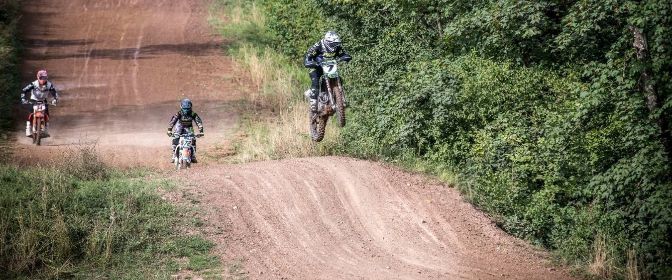 Das Bild zeigt Kärcher Mitarbeiterin Vanessa Helpert bei einem Sprung über eine Bodenwelle. Bis zu 30 Meter weit springe Motocrossfahrer. Auch in kurzen Abständen.