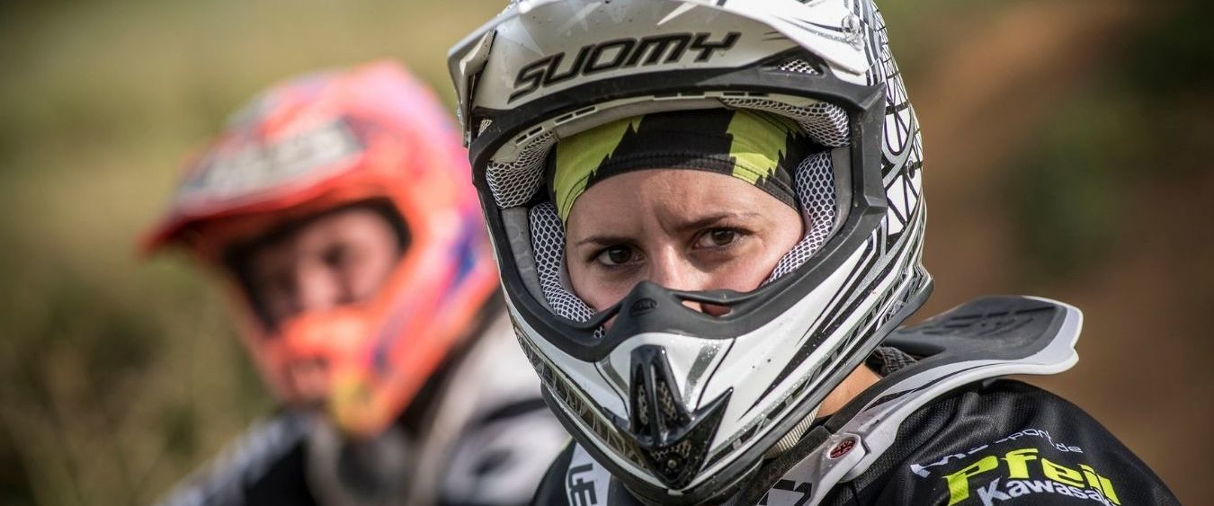 Nahaufnahme von Kärcher Mitarbeiterin und Motocrossfahrerin Vanessa Helpert, die einen Helm mit offenem Visier trägt.