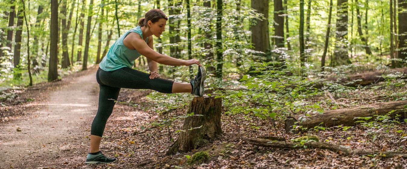 Kärcher Mitarbeiterin Vanessa Helpert beim Stretching im Wald nach ihrer Laufrunde.