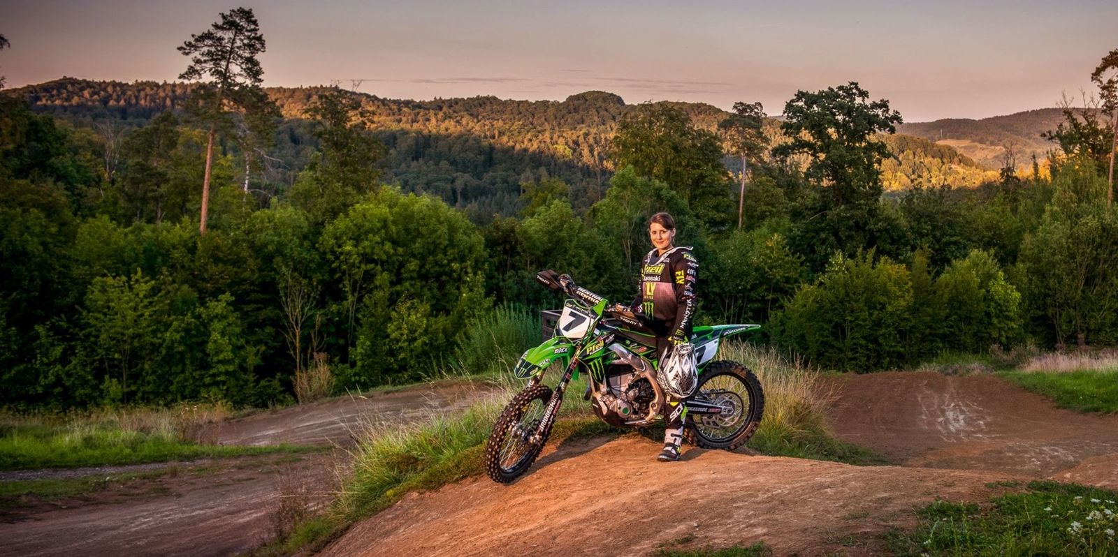 Kärcher员工Vanessa Helpert是一个狂热的摩托车越野车手。