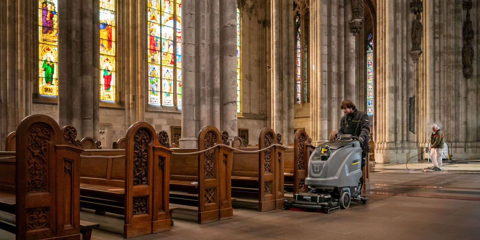 Unterhaltsreinigung auf dem Sandsteinboden Unterhaltsreinigung auf dem Sandsteinboden im Kölner Dom