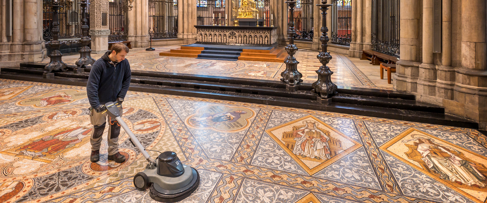 Polieren der Wachsbeschichtung auf dem Mosaikboden Polieren der Wachsbeschichtung auf dem Mosaikboden im Kölner Dom