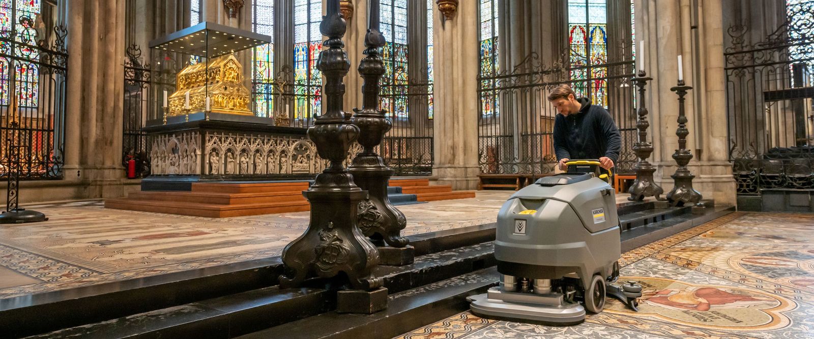 Auch der Mosaikboden vor dem Dreikönigenschrein wird mit einer Scheuersaugmaschine gereinigt. Auch der Mosaikboden vor dem Dreikönigenschrein wird mit einer Scheuersaugmaschine von Kärcher gereinigt.