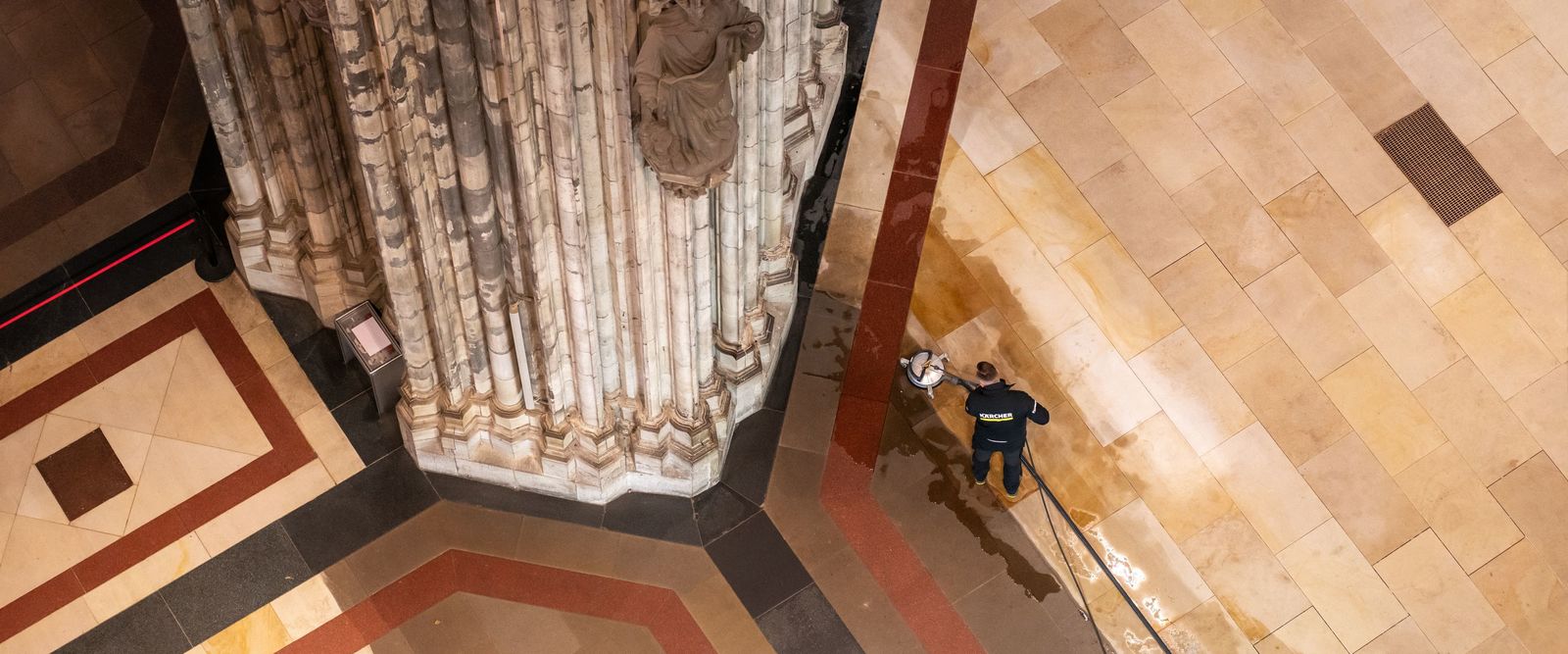 Der Reinigungseffekt auf dem Sandsteinboden ist deutlich sichtbar. Der Reinigungseffekt auf dem Sandsteinboden im Kölner Dom ist deutlich sichtbar.