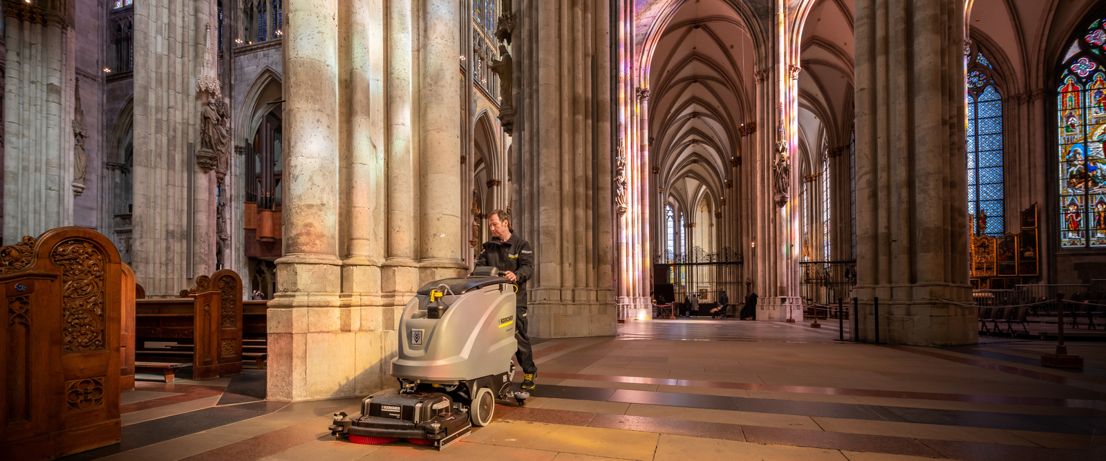Die Scheuersaugmaschine ist auch auf dem Sandsteinboden im Einsatz. Die Scheuersaugmaschine von Kärcher ist auch auf dem Sandsteinboden im Kölner Dom im Einsatz.