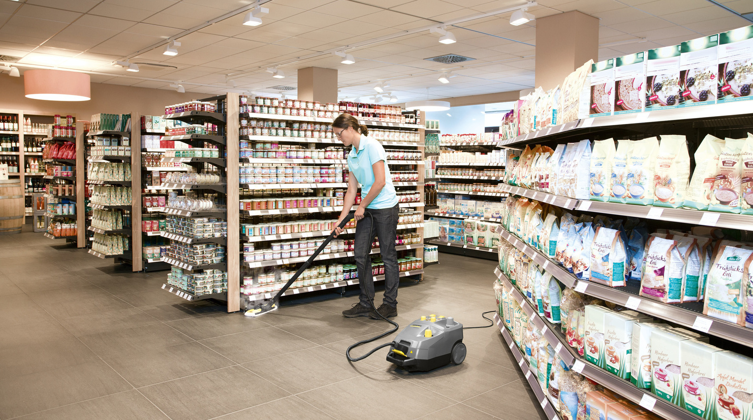 Use of professional steam cleaner in supermarket Use of professional steam cleaner in supermarket