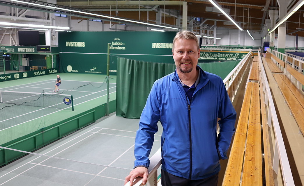 Suomen suurin tenniskeskus pitää peliolosuhteet kunnossa Kärcherin koneilla