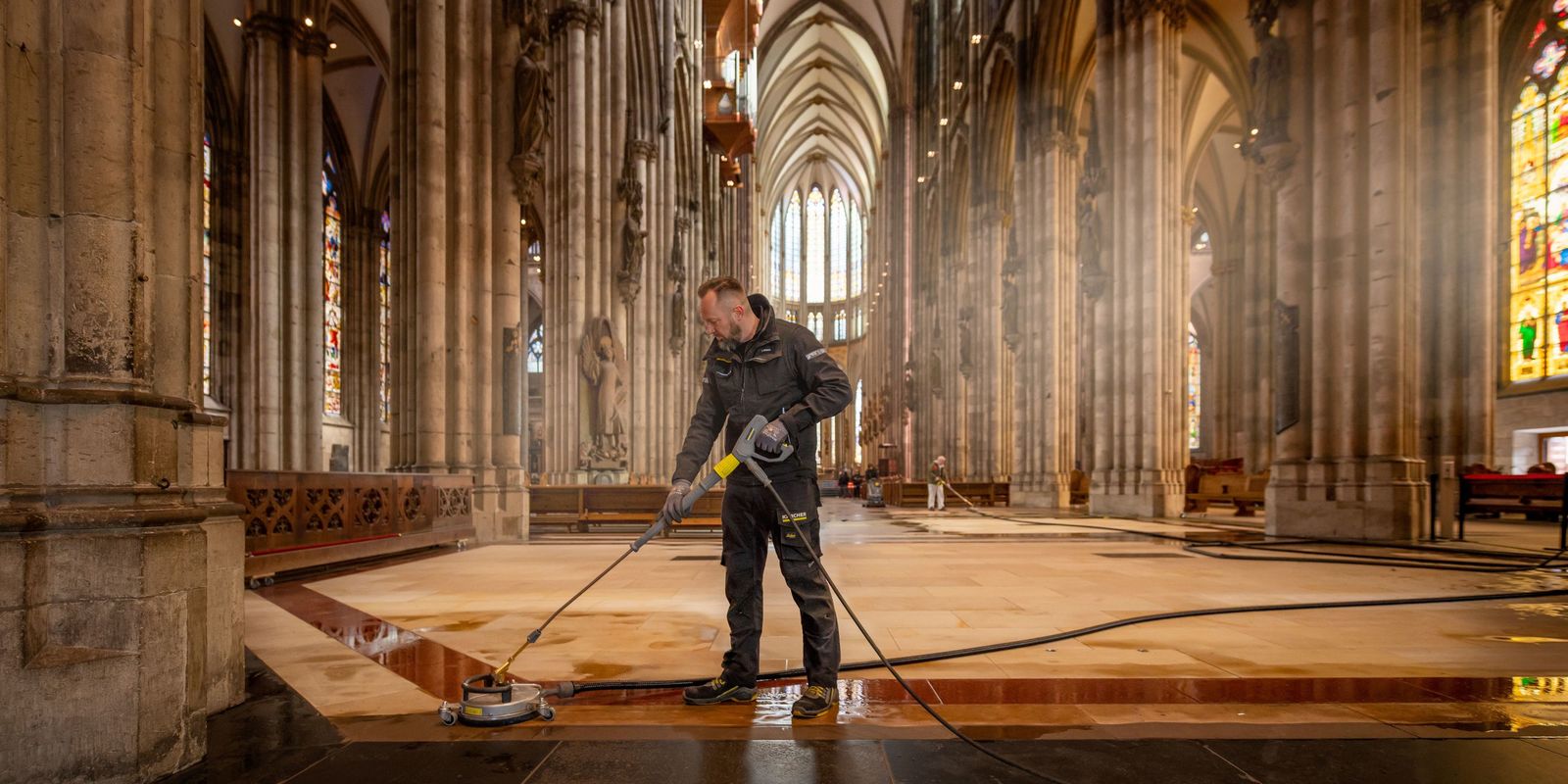 Kärcher reinigt den Boden im Kölner Dom Kärcher reinigt den Boden im Kölner Dom