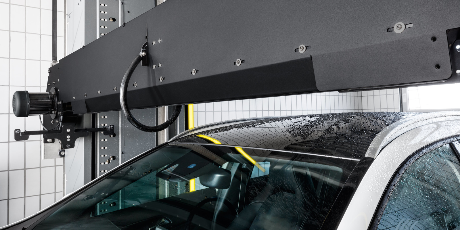 Un sécheur de toit orientable et suivant le contour de la voiture Un sécheur de toit orientable et suivant le contour de la voiture