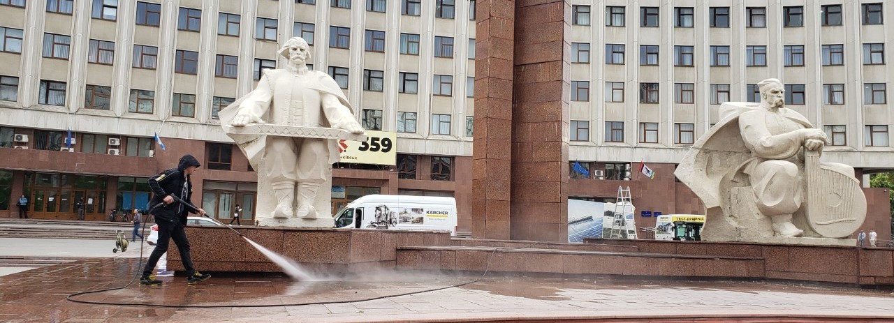 Очищення пл. Соборності в Івано-Франківську Очищення пл. Соборності в Івано-Франківську