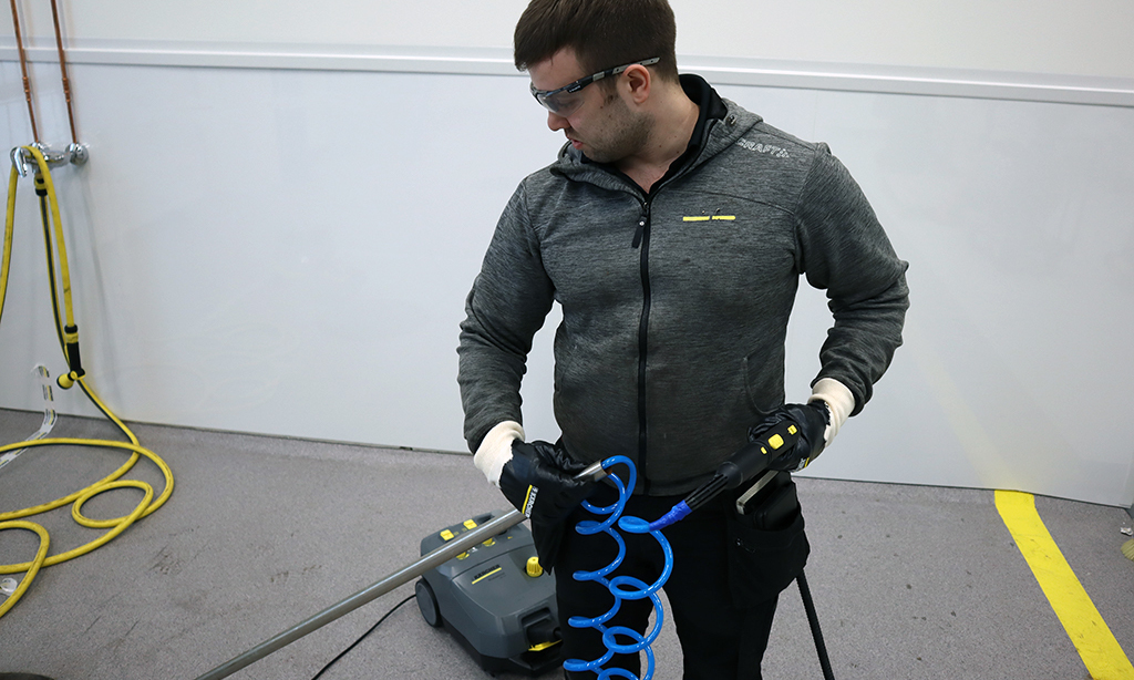 Kärcherin kuumavesipesurit ja höyrypuhdistimet taipuvat ammattilaisten käytössä myös putkien sulatukseen