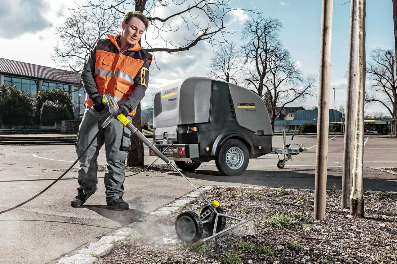 Käyttämällä Kärcherin varusteita rikkaruohonpoistoon sekä kuumavesipainepesuria voit päästä eroon haittakasvustosta ilman torjunta-aineita