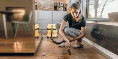 Nedves szennyeződés felporszívózása Kärcher WD 2 porszívóval