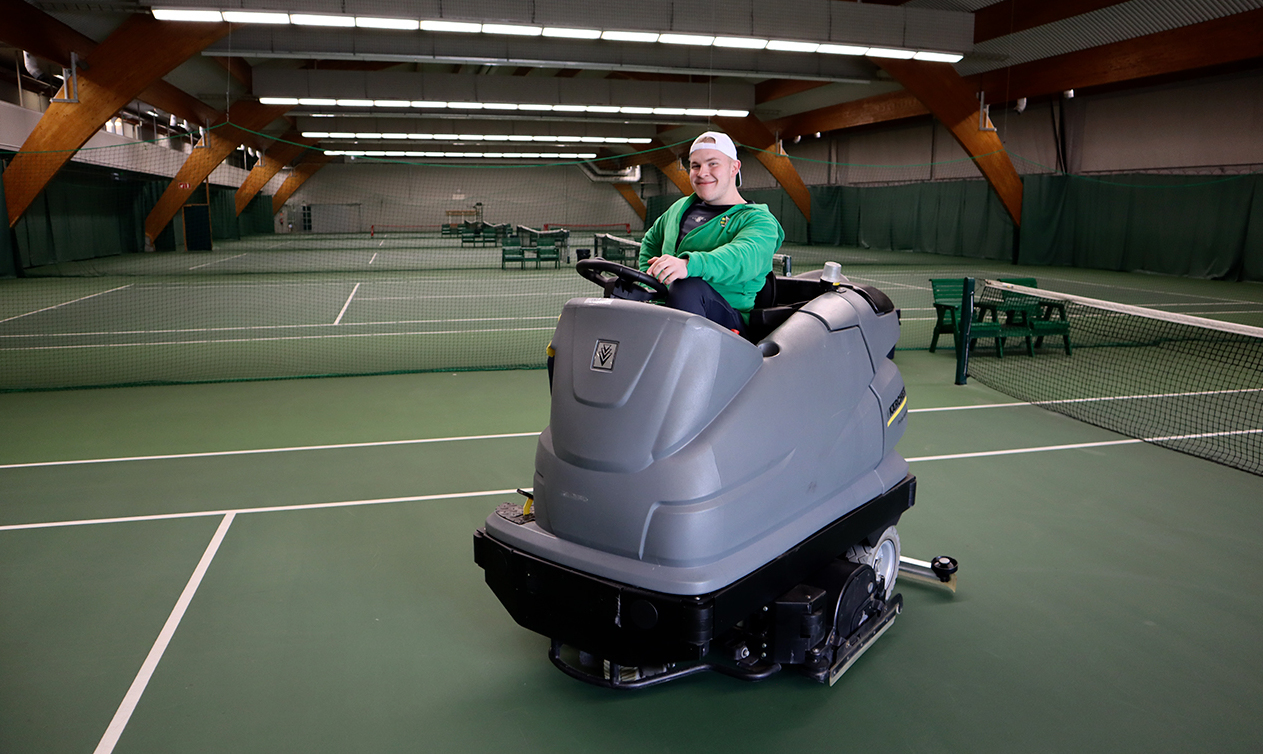 Tapiolan Tennispuiston kenttien pesussa työkaluna oli tehokas Kärcher B 250 -yhdistelmäkone