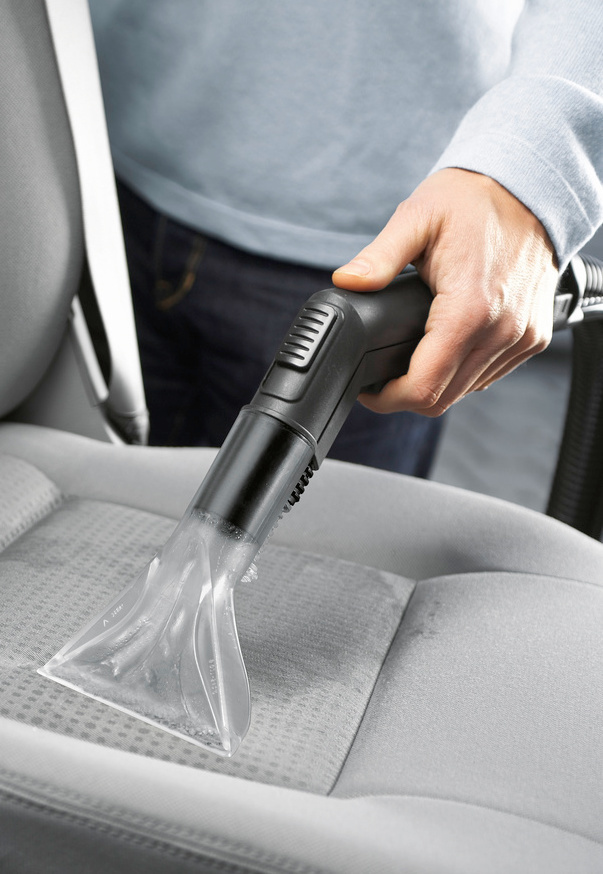 Cleaning a car seat with a spray extraction cleaner Cleaning a car seat with a Kärcher spray extraction cleaner