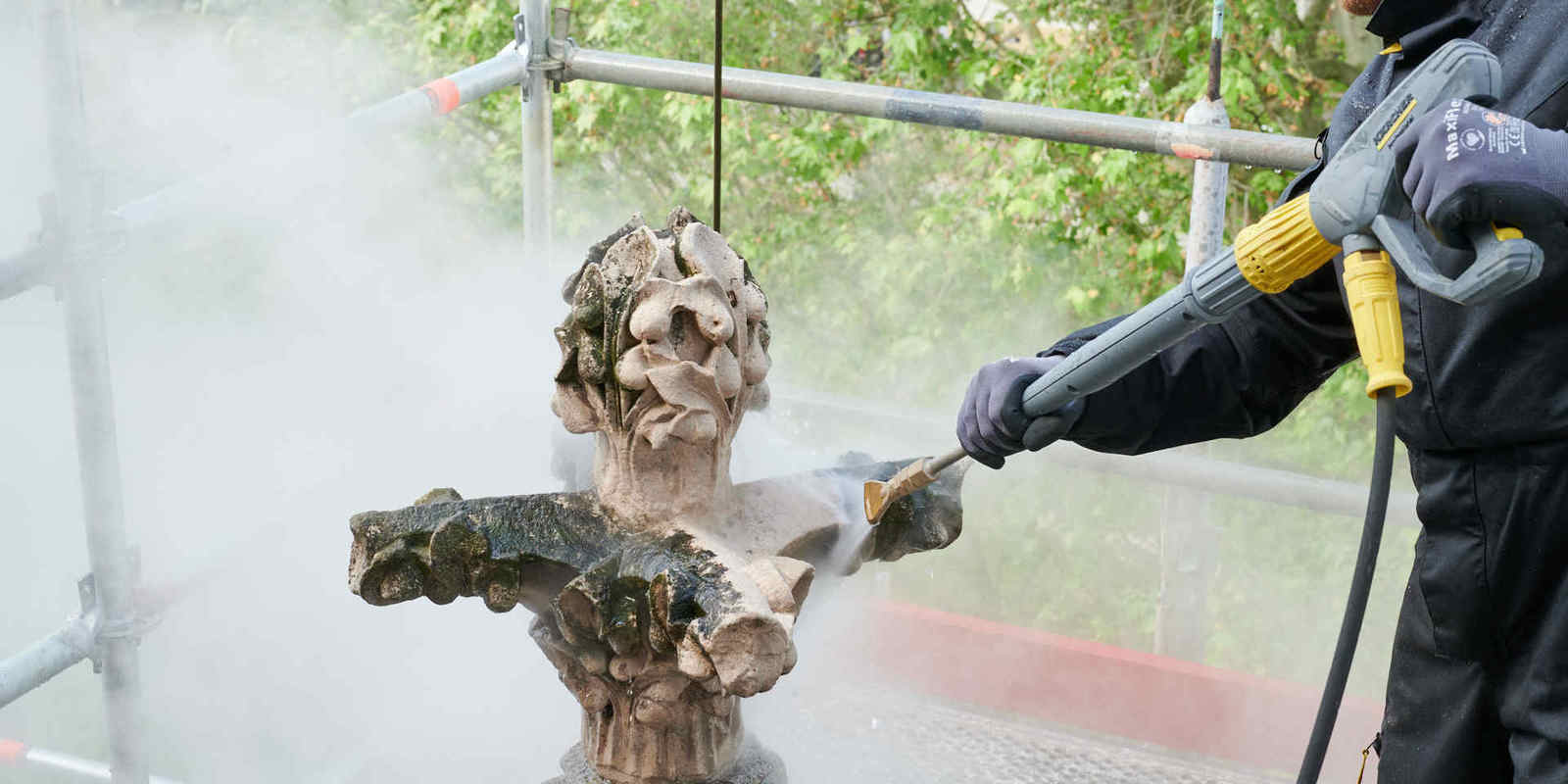 Eine neugotische Fiale wird mit der Dampfstufe gereinigt. Eine neugotische Fiale wird mit der Dampfstufe gereinigt.