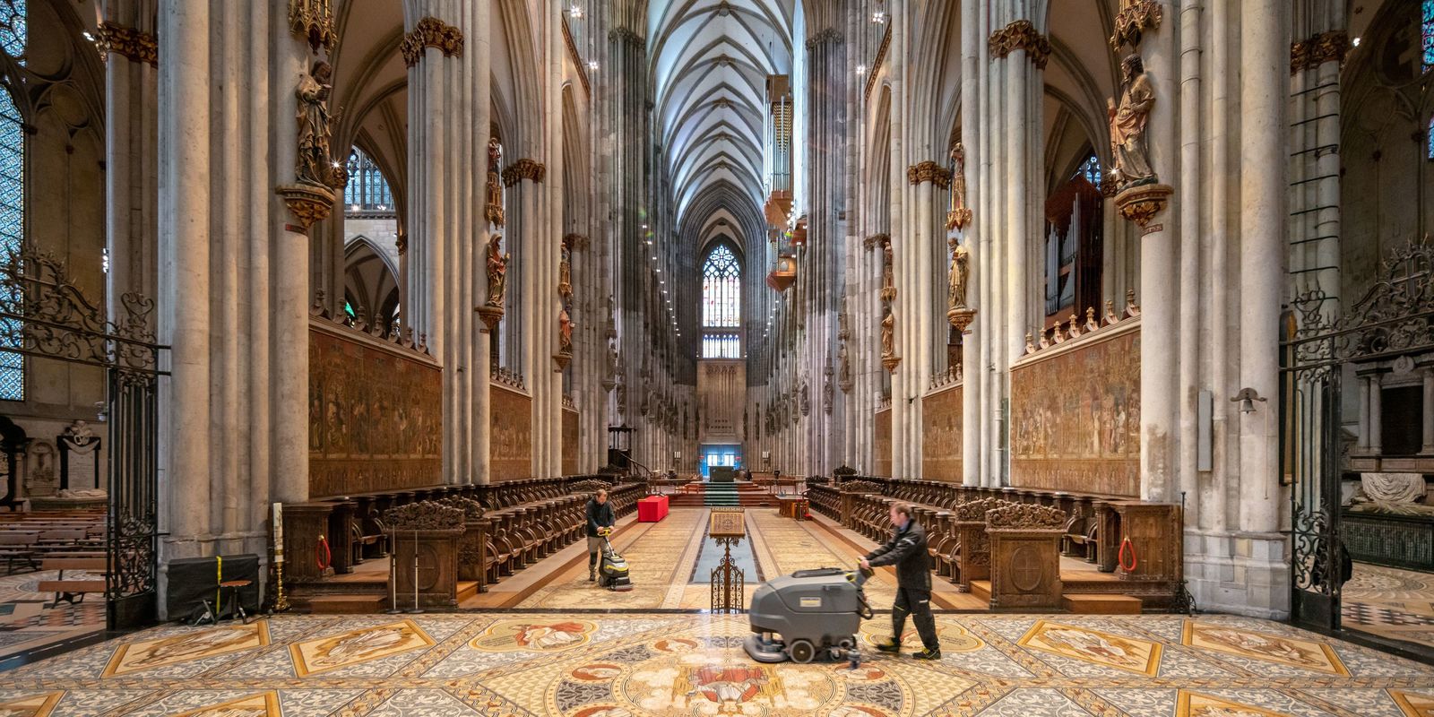 Cleaning of Cologne Cathedral by Kärcher Cleaning of Cologne Cathedral by Kärcher