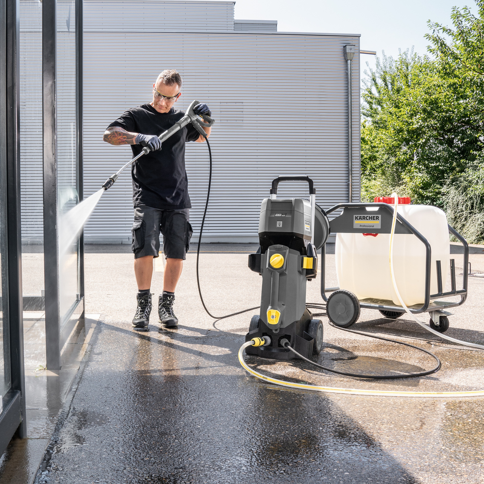 Man reinigt gevel met Kärcher hogedrukmachine Man reinigt gevel met Kärcher hogedrukmachine