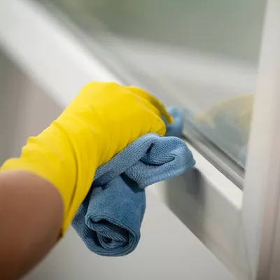 Nettoyer ses vitres comme un pro avec un nettoyeur de vitres -  Vitro-Services