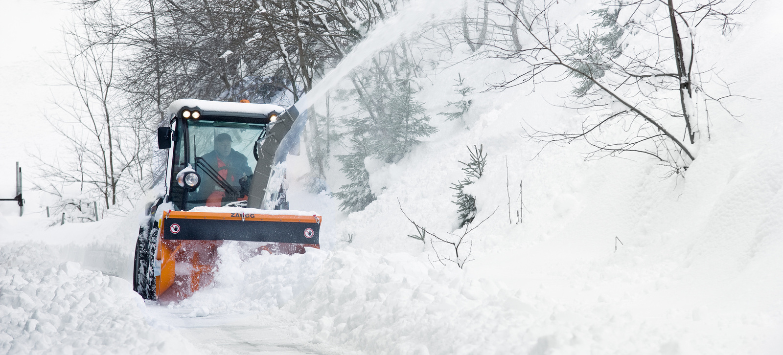 Le véhicule porte-outils déblaye la neige Le véhicule porte-outils déblaye la neige