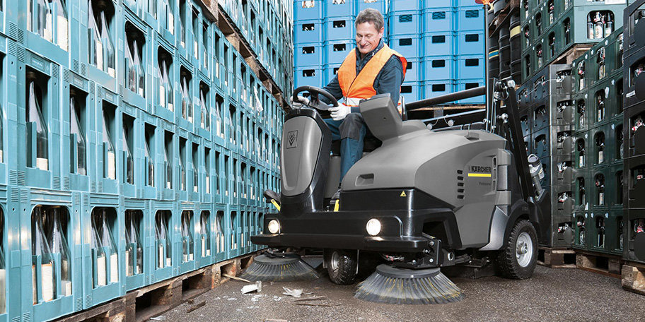 Xe quét hút ngồi lái công nghiệp Karcher đang được sử dụng Xe quét hút ngồi lái Karcher